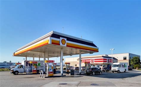 9 reviews and 12 photos of SHELL "Has a circle k in the gas station. Was a little messy inside but the staff was helpful. Gots gas station burgers and dogs. They also offer gas station fried chicken. Gots lot of pumps out side and is a pretty big lot."
