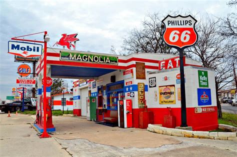 2, located in Texarkana, illustrates the integration of tourist camps and inde- pendent gas stations during the 1920s and 1930s. Page 110. In the 1960s and .... 