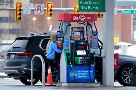 GasBuddy: Average Albany prices fall .9 cents in last week