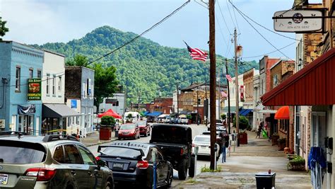 Find the nearest U-Haul location in Gassaway, WV 26624. U-Haul is a do-it-yourself moving company, offering moving truck and trailer rentals, self-storage, ....