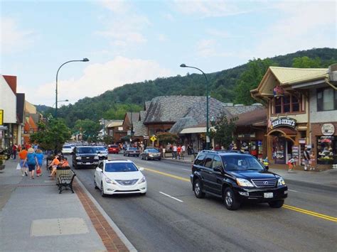 Gatlinburg webcam traffic light 6 live camera. Advertisement In order to experiment with Webcams and go through the process of setting one up, HowStuffWorks got itself a Webcam. To set it up, here is what we did: There are many... 
