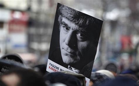 Gazeteci Hrant Dink'e, cinayetin 17. yılında Agos gazetesi önünde anma