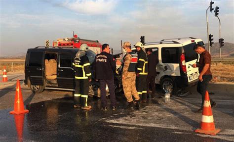 Gaziantep’te iki hafif ticari aracın çarpıştığı kazada 3 kişi yaralandı - Son Dakika Haberleri