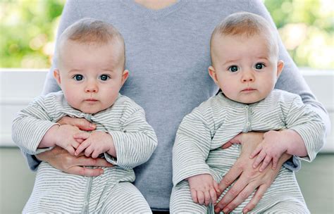 Gemelos. Publicidad. Los gemelos y mellizos son hermanos que comparten el mismo embarazo. Los gemelos suelen ser físicamente iguales, mientras que los mellizos pueden ser tan diferentes como cualquier otra pareja de … 