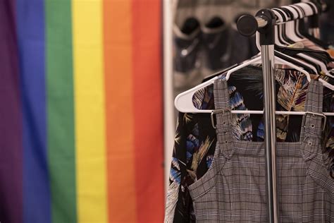 2019年11月8日 ... ... gender identity,” junior Grayson Chamberlain, the closet's co-founder said. “It's terrible to walk into a store to buy boxers and to have a .... 