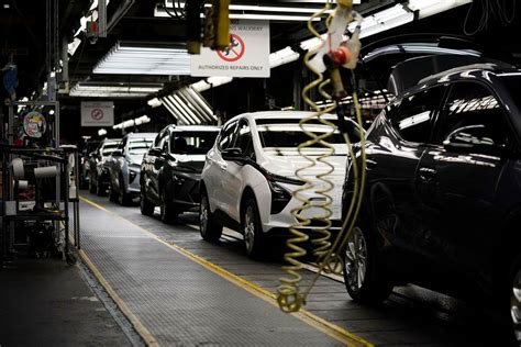 General Motors plans to cut 1,300 workers across 2 factories