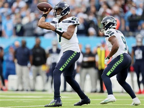 Geno Smith rallies Seahawks with 2 TDs in fourth to beat Titans 20-17