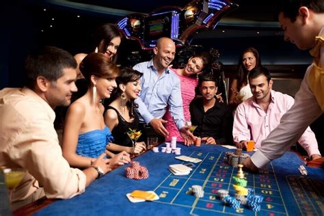 Gente jugando en casinos.