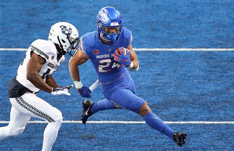 George Holani runs for 178 yards, 2 TDs in leading Boise State over Utah State 45-10