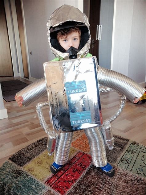 Geri dönüşüm için 13 fikir geri dönüşüm, astronot, astronot kask. 