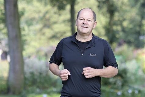 German Chancellor Olaf Scholz falls while jogging and bruises his face