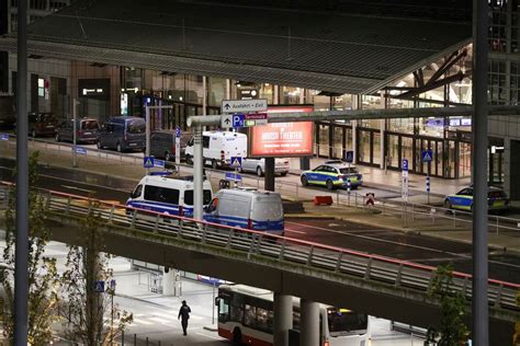 German police advise travelers to avoid Hamburg airport due to an ongoing hostage situation