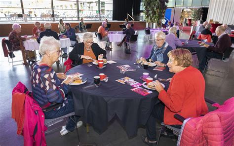 Gezellige middag voor ouderen - De Seniorenzanger