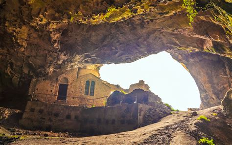 Ghost-Hunting in Athens - Greece Is