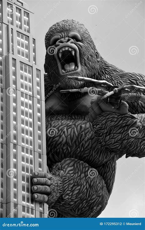 Giant King Kong on Empire State Building - Dreamstime