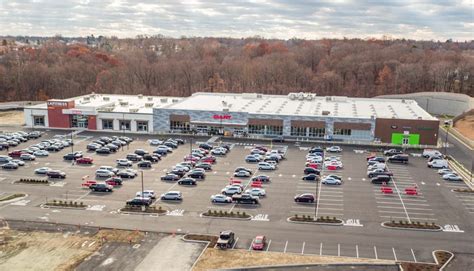 Giant broomall. Dec 5, 2019 · The new 74,000-square-foot Giant at 2180 West Chester Pike in Broomall will open at 8 a.m. Friday. The first 200 customers in line will receive a Giant reusable shopping bag filled with product ... 