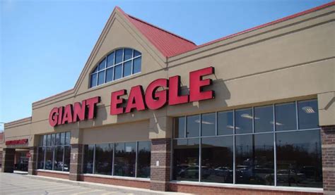 Giant eaglelistens. Giant Eagle was established in 1918 in Pittsburgh, Pennsylvania. Giant Eagle began as a small grocery shop and has grown to be one of the most popular supermarket chains in America. Giant Eagle currently has over 400 locations in Pennsylvania, Ohio West Virginia, West Virginia, Maryland. 