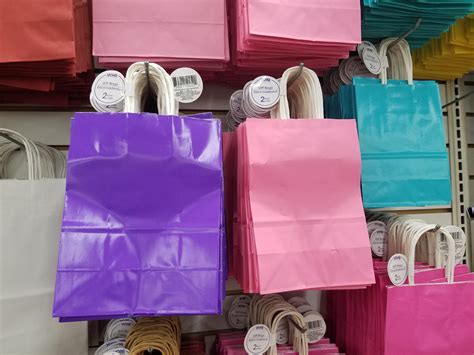 Depending on the event, gift bags can be altered to suit almost any occasion. Some easily customizable options for bags can be baked goods, candy, gift cards and tea bags. The firs.... 