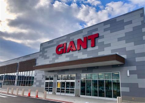 Founded in 1923 in Carlisle, PA, The GIANT Company proudly serves millions of neighbors across Pennsylvania, Maryland, Virginia and West Virginia. More than 30,000 dedicated team members support nearly 190 stores with 132 pharmacies, 105 fuel stations and over 130 online pickup & delivery hubs.