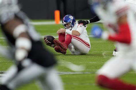Giants QB Daniel Jones to undergo MRI after injuring right knee vs. Raiders
