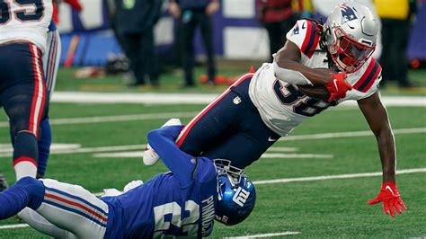 Giants edge Patriots and their woeful quarterbacks 10-7, aided by late missed field goal