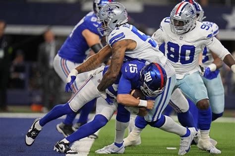 Giants left tackle Andrew Thomas back after brief absence with knee injury vs. Cowboys