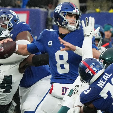 Giants quarterback Daniel Jones misses his second straight practice with a neck injury
