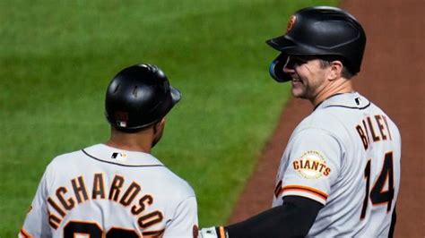 Giants rookies key their 7th-inning rally in a 6-4 win over the Pirates