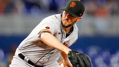 Giants starter Alex Wood exits early with hamstring injury