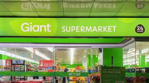 Giants supermarket. It's located at Tampines street 32 There is a wet market beside this supermarket where the vege stall operating 24hours. Beside that there is MacDonald, KFC, Watson, Japan Home ... Mandy Lim, Aug 25, 2018. Tampines Mart Giant opens 24 hrs, hence bring convenience to residents nearby. 