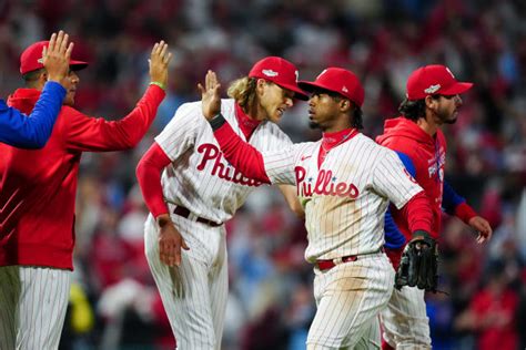Giants visit the Phillies to open 3-game series