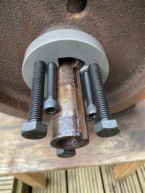 Gib key removal tool. 5" diameter crankshaft.  Used a fine thread bolt with a ...