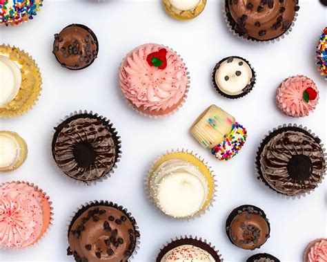  Gigi’s in-store menu offers a selection of both classic and seasonal cupcakes, minis and cakes! Each cupcake is topped high with 2 of Gigi’s Signature Icing swirls. Our local bakeries are proud to design custom cupcakes and cakes for almost any occasion. . 
