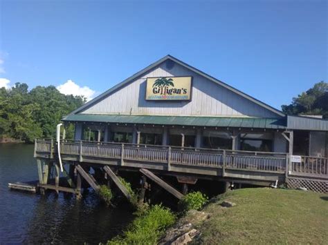 Gilligan’s Seafood Restaurant is located at: 582 