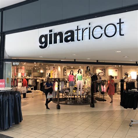 Ginatricot - Gina Tricot er en svensk motekjede som startet opp i 1997. I dag bærer kvinner i over 30 land vår feminine mote, og i tillegg til å selge klær på nett har vi også 180 fysiske butikker i fem europeiske land. Gina Tricot samarbeider med forskjellige organisasjoner for å skape en bedre og mer rettferdig verden. 
