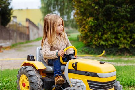 Girl Driving Tractor Driver Farm #WithMe Harvester …