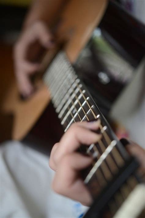 Gitarda tırnak bakımı. 