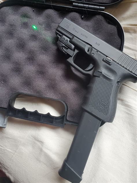 Glock 19 with laser and extended clip. 5 Top Guns For Police: Sig Sauer P226. The Sig Sauer P226 is known for its accuracy due to its X-Ray Day/Night front sight. The easy-to-see green front sight allows the user to acquire targets in daylight. Night shooting is aided by a tritium insert in the fiber optic ring. Ergonomics are improved by the evenly distributed weight of the pistoI. 