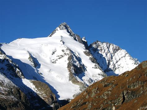 Glockner - Die Überschreitung der Glocknerwand in Kombination mit dem Nordwestgrat-Anstieg zum Großglockner könnte man durchaus als "Königstour" der Stüdlhütte bezeichnen. Allerdings stellt diese schwere, ausgesetzte und lange Klettertour höchste Ansprüche an das alpinistische Können. Auch die Gletscherpassagen sind …