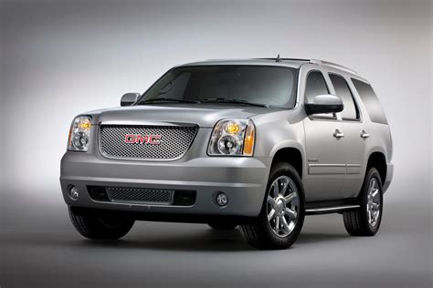 Discover the differences between the GMC Yukon and Jeep Grand 