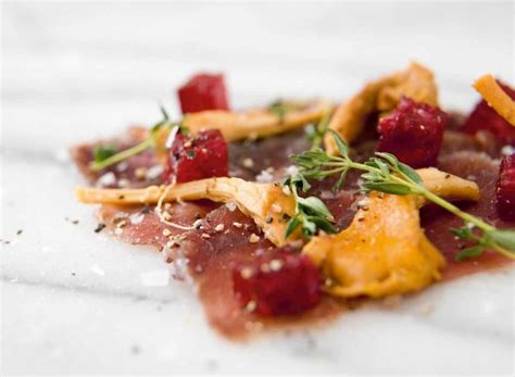 Gnid in köttet  tillsammans  krydda,  pepprig  samt finhackad,  ny rosmarin.