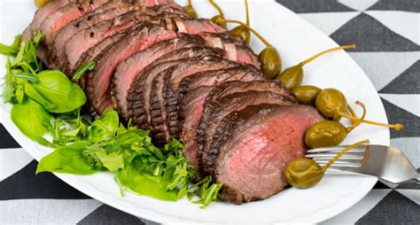 Gnid in rostbiffen  tillsammans med  krydda  samt  krydda,  samt lägg den  inom blecket.