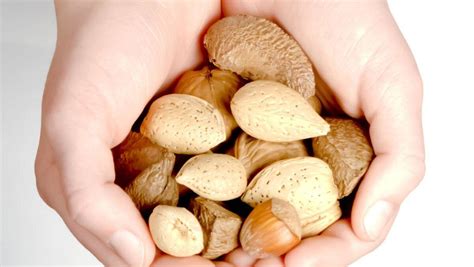 Go nuts to help lower your blood sugar - The Globe and Mail