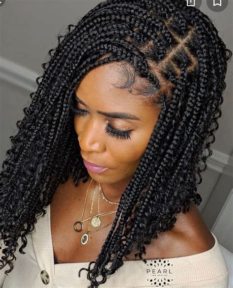 Premium Photo  Barber braids dreadlocks hairdresser weaves braids with  kanekalon to young girl head making creative