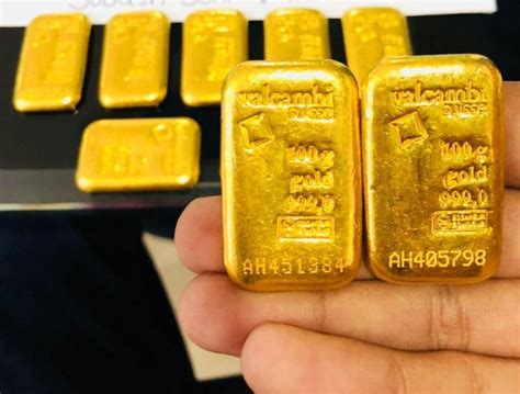The standard formula for calculating the value of a gold bar is: Value = Weight in troy ounces × purity factor × current market price of gold. Here’s an example: Imagine you own a 10-troy-ounce bar of 24-karat gold. Remember, 24 karats is the highest purity, so the purity factor—always 1.0 or below—is 1.0.. 