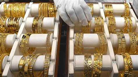 Gold rate in usa today 22 carat. Gold prices are very dynamic and affect a wide range of factors from seasonal demand to the strength of the dollar. We have given gold rates today in Dubai for our readers. We hope you find the updated rates really useful. The 22 carat gold rate in Dubai per10 grams today is AED 2260. 