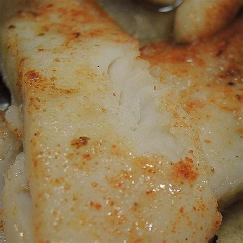 14%. There are 150 calories in a 3 oz serving of Golden Corral Baked Fish w/ Lemon Herb Sauce. Calorie breakdown: 78.5% fat, 2.7% carbs, 18.8% protein. * DI: Recommended Daily Intake based on 2000 calories diet.