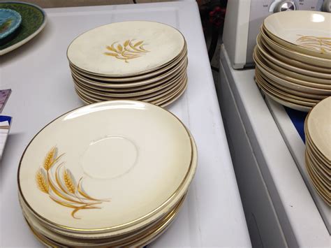 Golden wheat dishes value. Golden Wheat Line, Homer-Laughlin Company produced the Golden Wheat line between 1949 and 1966. These pieces were added to Duz Detergent boxes as an enticement to buyers. These dishes feature a center picture of wheat bending in the wind, with a trim on the edge in 22k gold. Partnership lines 