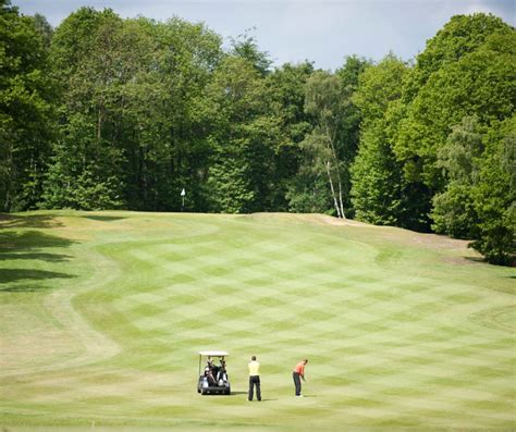 Golf Courses near the Cotswold Water Park - Orion Holidays