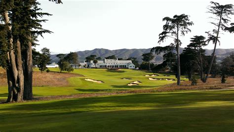 Golf club of california. Golf Club of California is located in the city of Fallbrook and can accommodate up to 225 guests, and it features a grand banquet hall and beautiful views of the mountains. In addition, there’s a stone fountain and fireplaces that create an elegant outdoor ambiance. 